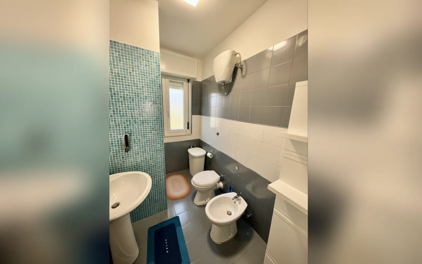 Il bagno con il lavabo, il WC e il bidet